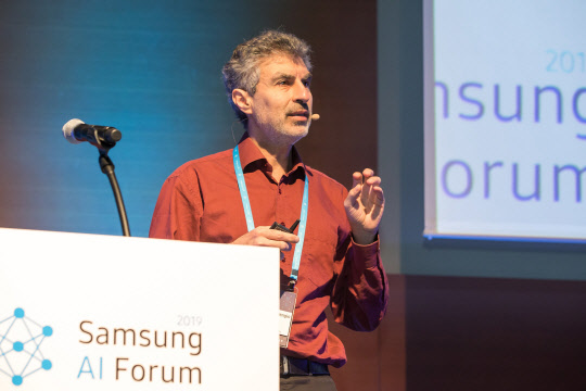 지난 4일 삼성전자 서초사옥에서 열린 '삼성 AI 포럼 2019'에서 캐나다 몬트리올대학교 요슈아 벤지오 교수가 '딥러닝에 의한 조합적 세계 이해'라는 주제로 강연을 하고 있다. <삼성전자 제공>